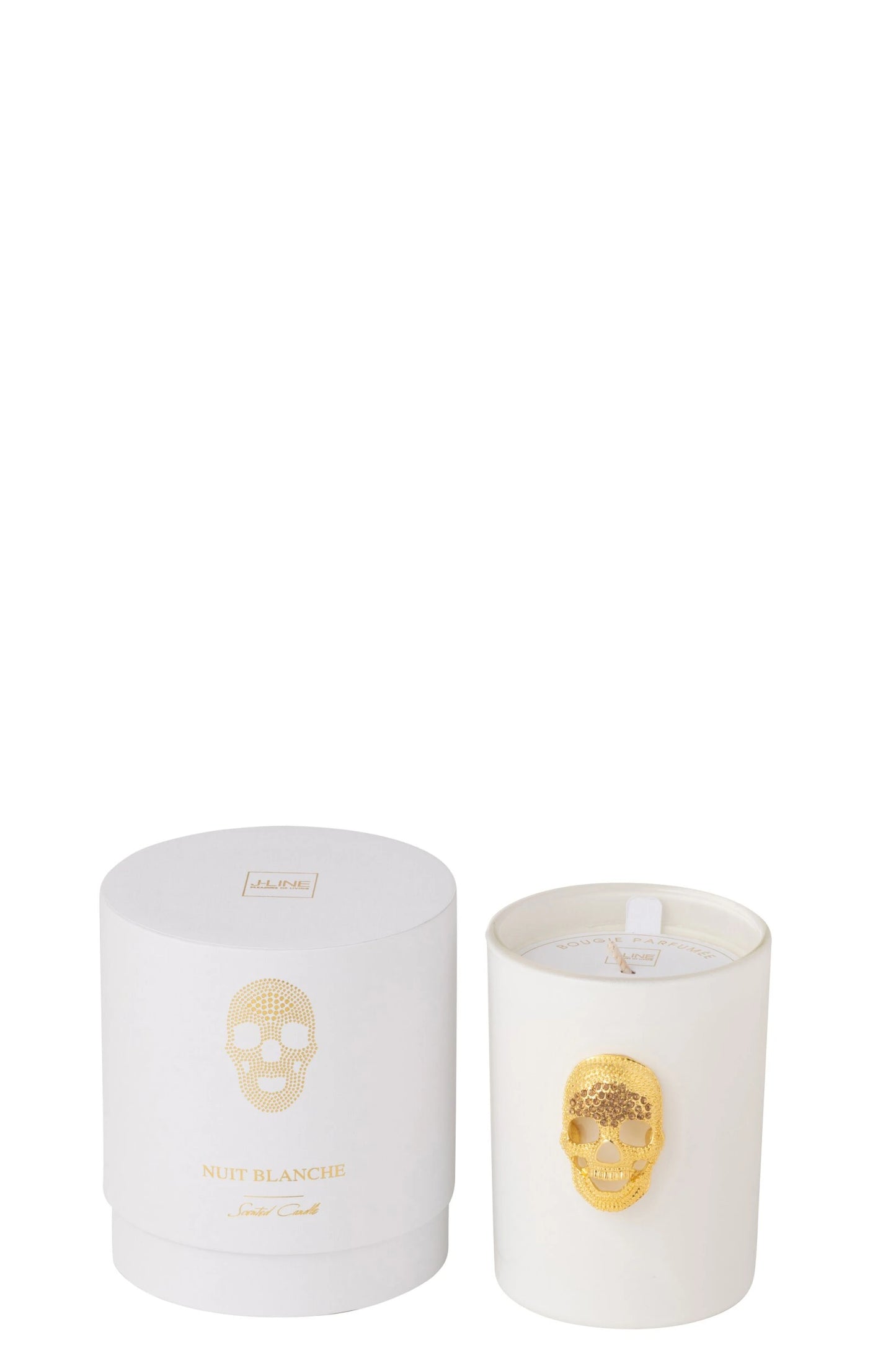 Candela profumata "Cranio" Nuit Blanche firmata Jolipa, caratterizzata da un elegante bicchiere in vetro bianco opaco impreziosito da un teschio dorato in rilievo sulla parte frontale. Questa esclusiva candela decorativa di lusso è accompagnata dalla sua confezione regalo cilindrica coordinata total white con dettagli in oro, ideale per profumare la casa e creare un'atmosfera moderna, audace e sofisticata.