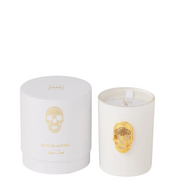 Candela profumata "Cranio" Nuit Blanche firmata Jolipa, caratterizzata da un elegante bicchiere in vetro bianco opaco impreziosito da un teschio dorato in rilievo sulla parte frontale. Questa esclusiva candela decorativa di lusso è accompagnata dalla sua confezione regalo cilindrica coordinata total white con dettagli in oro, ideale per profumare la casa e creare un'atmosfera moderna, audace e sofisticata.