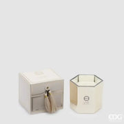 Candela profumata Classic dorata alla fragranza Oud firmata EDG Enzo de Gasperi, custodita in un raffinato bicchiere esagonale in vetro con finitura lucida a specchio. Questa candela decorativa di lusso è affiancata dalla sua elegante confezione regalo a scatola nei toni del bianco e dell'oro, impreziosita da una chiusura con nappa in tessuto coordinata.