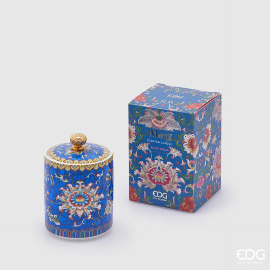 La Candela Profumata in Ceramica "Ming" Blu EDG – Black Cedar è un raffinato oggetto di design racchiuso in un contenitore di ceramica decorato con ricchi motivi floreali d'ispirazione orientale su fondo blu cobalto, completato da un coperchio coordinato con pomolo dorato. Accompagnata dalla sua scatola regalo finemente illustrata, questa candela diffonde l'intensa e misteriosa fragranza "Black Cedar", rendendola un complemento d'arredo esclusivo ed elegante.