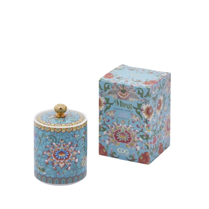 Candela profumata in ceramica "Ming" celeste con fragranza Aloe & Sea Salt di EDG, completa di coperchio decorato e pomello dorato. Il vasetto e la confezione regalo coordinata presentano un raffinato motivo floreale in stile orientale, ideale come elegante idea regalo o complemento d'arredo per la casa.
