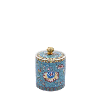 Candela profumata in ceramica "Ming" celeste con fragranza Aloe & Sea Salt di EDG, completa di coperchio decorato e pomello dorato. Il vasetto e la confezione regalo coordinata presentano un raffinato motivo floreale in stile orientale, ideale come elegante idea regalo o complemento d'arredo per la casa.