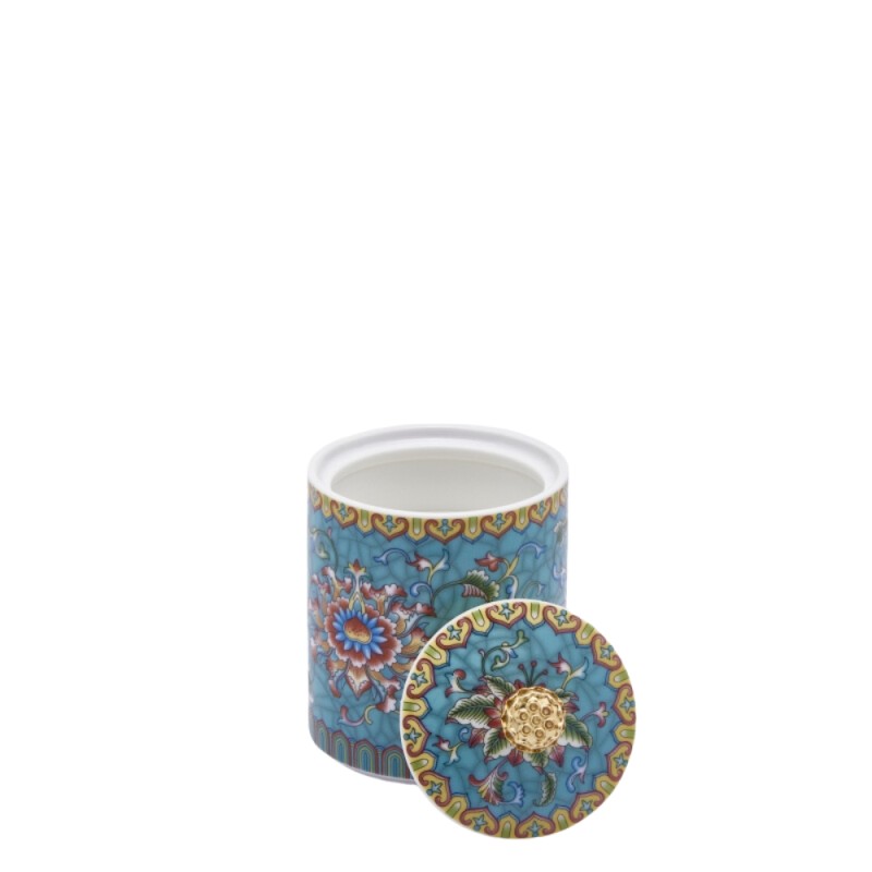 Candela profumata in ceramica "Ming" celeste con fragranza Aloe & Sea Salt di EDG, completa di coperchio decorato e pomello dorato. Il vasetto e la confezione regalo coordinata presentano un raffinato motivo floreale in stile orientale, ideale come elegante idea regalo o complemento d'arredo per la casa.