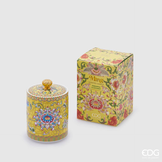 La Candela Profumata in Ceramica "Ming" Gialla EDG – Pineapple & Coconut è un lussuoso oggetto d'arredo che unisce il fascino dell'arte orientale a un'esperienza olfattiva esotica e vivace. Il contenitore, realizzato in pregiata ceramica giallo senape con dettagli effetto craquelé, è finemente decorato con ricchi motivi floreali classici e completato da un coperchio coordinato, impreziosito da un elegante pomolo dorato a forma di bocciolo.
