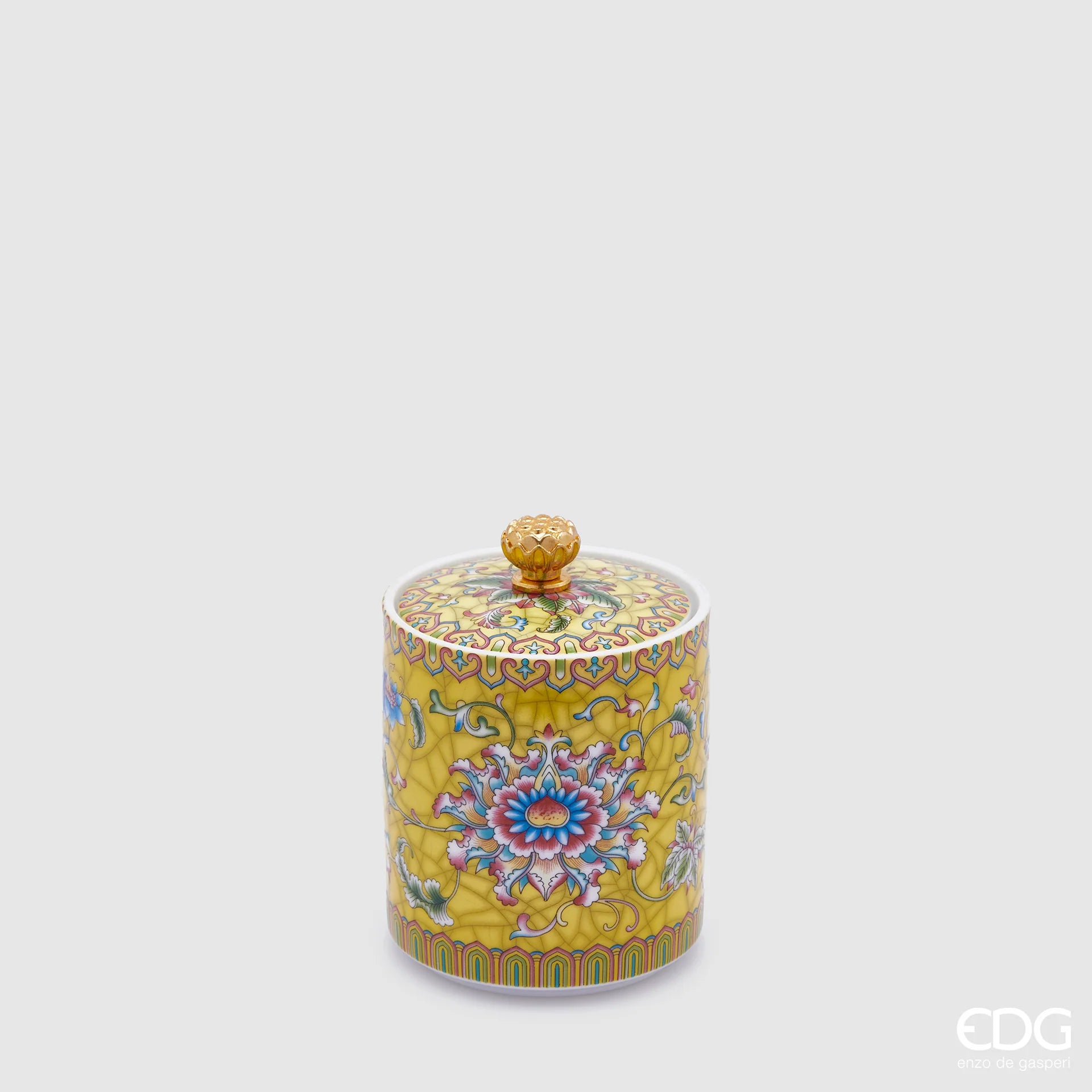 La Candela Profumata in Ceramica "Ming" Gialla EDG – Pineapple & Coconut è un lussuoso oggetto d'arredo che unisce il fascino dell'arte orientale a un'esperienza olfattiva esotica e vivace. Il contenitore, realizzato in pregiata ceramica giallo senape con dettagli effetto craquelé, è finemente decorato con ricchi motivi floreali classici e completato da un coperchio coordinato, impreziosito da un elegante pomolo dorato a forma di bocciolo.