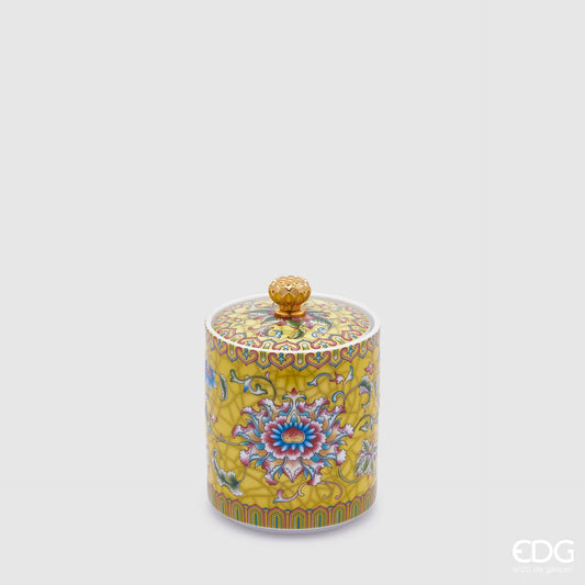 La Candela Profumata in Ceramica "Ming" Gialla EDG – Pineapple & Coconut è un lussuoso oggetto d'arredo che unisce il fascino dell'arte orientale a un'esperienza olfattiva esotica e vivace. Il contenitore, realizzato in pregiata ceramica giallo senape con dettagli effetto craquelé, è finemente decorato con ricchi motivi floreali classici e completato da un coperchio coordinato, impreziosito da un elegante pomolo dorato a forma di bocciolo.