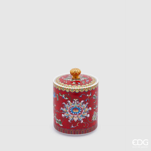 La Candela Profumata in Ceramica "Ming" Rossa EDG – Mission Fig & Jasmine è un lussuoso oggetto d'arredo che unisce il fascino dell'arte orientale a un'esperienza olfattiva avvolgente. Il contenitore, realizzato in pregiata ceramica rosso rubino, è finemente decorato con ricchi motivi floreali classici e completato da un coperchio coordinato, impreziosito da un elegante pomolo dorato a forma di bocciolo.