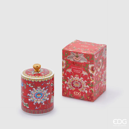 La Candela Profumata in Ceramica "Ming" Rossa EDG – Mission Fig & Jasmine è un lussuoso oggetto d'arredo che unisce il fascino dell'arte orientale a un'esperienza olfattiva avvolgente. Il contenitore, realizzato in pregiata ceramica rosso rubino, è finemente decorato con ricchi motivi floreali classici e completato da un coperchio coordinato, impreziosito da un elegante pomolo dorato a forma di bocciolo.