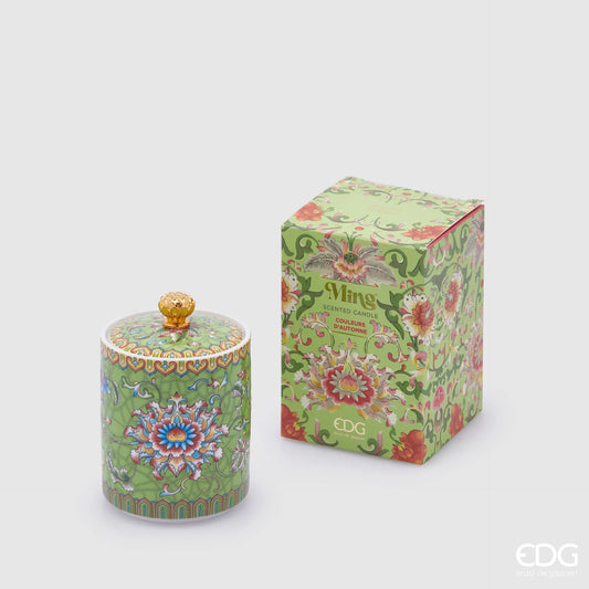 La Candela Profumata in Ceramica "Ming" Verde EDG – Couleurs d'Automne è un lussuoso oggetto d'arredo che unisce il fascino dell'arte orientale a un'esperienza olfattiva avvolgente. Il contenitore, realizzato in pregiata ceramica verde oliva con effetto craquelé, è finemente decorato con ricchi motivi floreali classici e completato da un coperchio coordinato, impreziosito da un elegante pomolo dorato a forma di bocciolo.