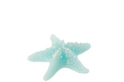 Candela a forma di stella marina piccola azzurra firmata Jolipa, perfetta come elemento decorativo e centrotavola per una casa in stile marino o costiero. Il complemento d'arredo presenta dettagli realistici in rilievo con sfumature bianche ed è fotografato su un fondo bianco isolato.