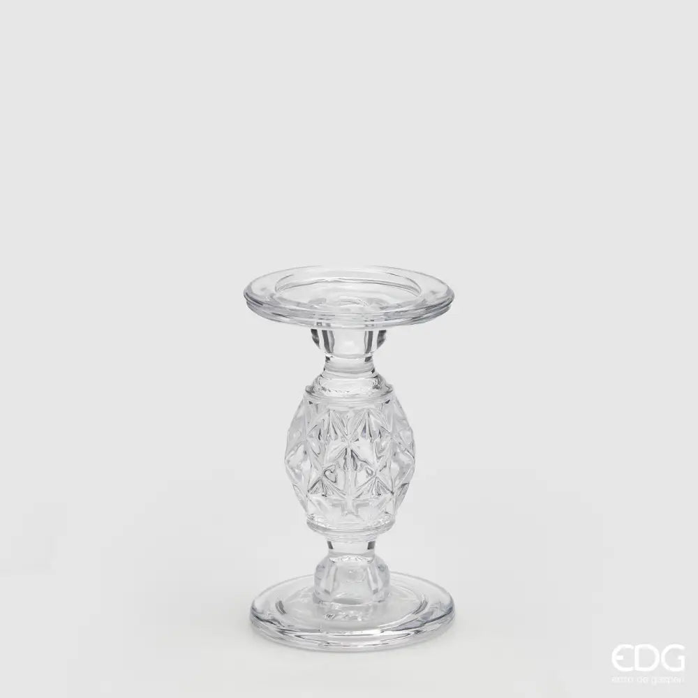 Candelabro in vetro trasparente modello Gemma firmato EDG Enzo de Gasperi, caratterizzato da una struttura bassa con un elemento centrale dalla raffinata lavorazione geometrica sfaccettata. Questo elegante portacandele di design è ideale come centrotavola decorativo per illuminare e impreziosire gli ambienti di casa.