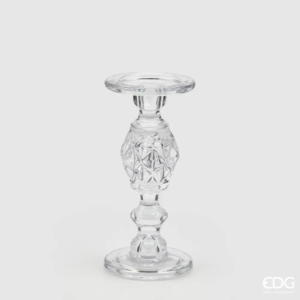 Candelabro in vetro trasparente modello Gemma firmato EDG Enzo de Gasperi, caratterizzato da uno stelo slanciato con un elemento centrale dalla raffinata lavorazione geometrica sfaccettata. Questo elegante portacandele di design è ideale come centrotavola decorativo per illuminare e impreziosire gli ambienti di casa.