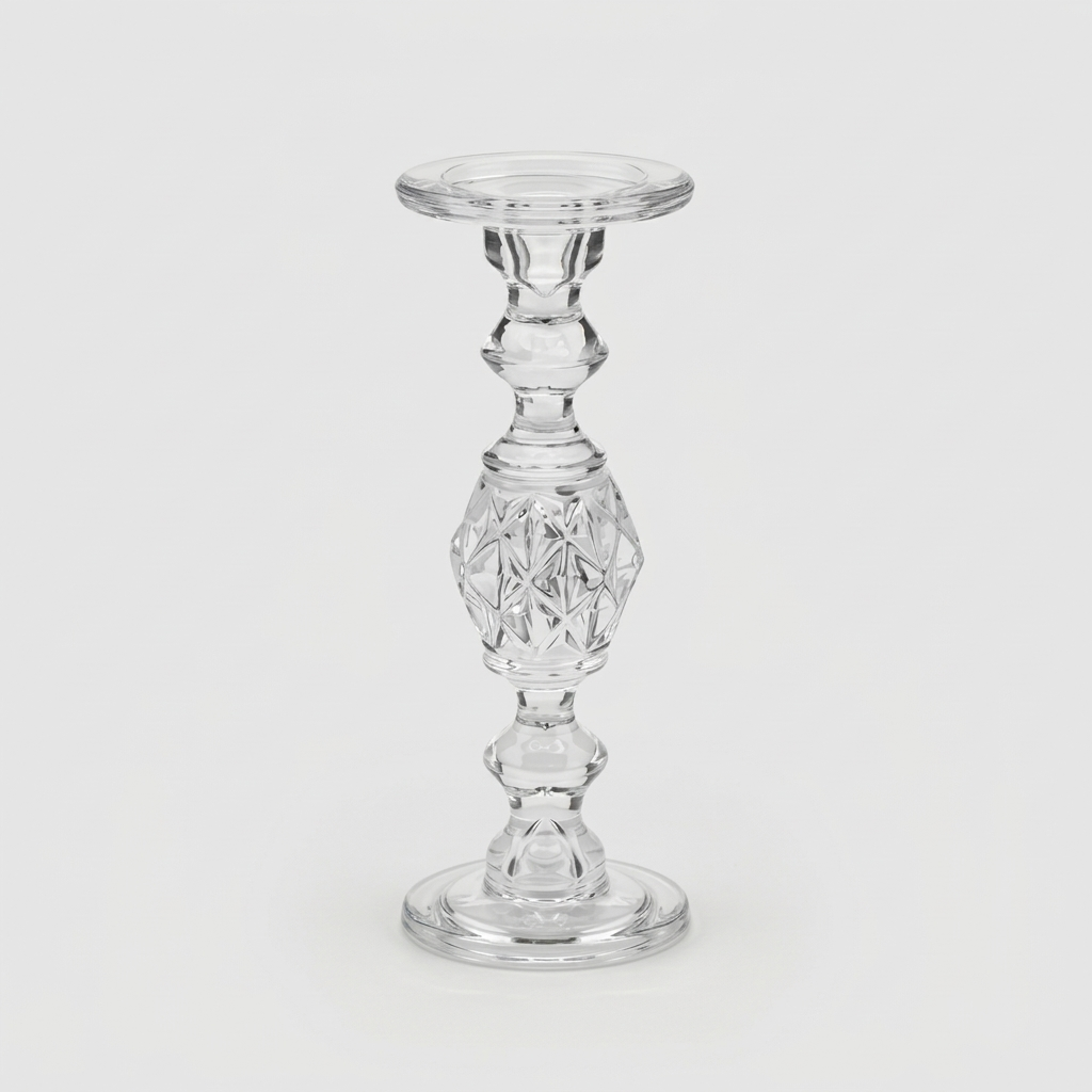 Candelabro in vetro trasparente modello Gemma firmato EDG Enzo de Gasperi, caratterizzato da un'elegante struttura alta con stelo lavorato e un elemento centrale a losanghe sfaccettate. Questo raffinato portacandele di design cattura la luce ed è perfetto come centrotavola decorativo per impreziosire e illuminare gli ambienti di casa.