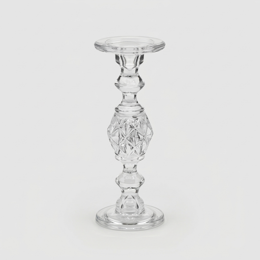 Candelabro in vetro trasparente modello Gemma firmato EDG Enzo de Gasperi, caratterizzato da un'elegante struttura alta con stelo lavorato e un elemento centrale a losanghe sfaccettate. Questo raffinato portacandele di design cattura la luce ed è perfetto come centrotavola decorativo per impreziosire e illuminare gli ambienti di casa.