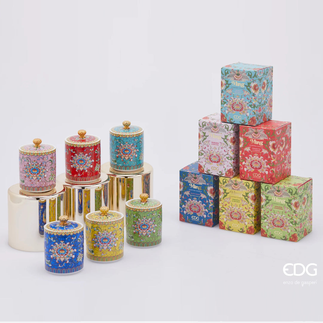 La collezione di Candele Profumate in Ceramica "Ming" EDG è una raffinata linea di home decor che unisce l'arte della profumazione a un design d'ispirazione orientale. Ogni candela è custodita all'interno di un ricercato vasetto in ceramica, impreziosito da ricchi motivi floreali classici e completato da un coperchio coordinato con un elegante pomolo dorato.