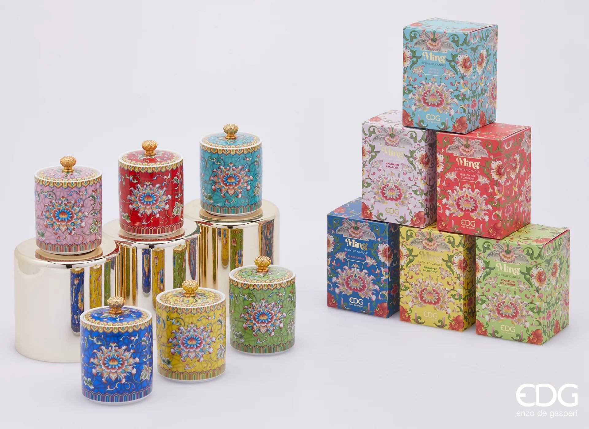 La collezione di Candele Profumate in Ceramica "Ming" EDG è una raffinata linea di home decor che unisce l'arte della profumazione a un design d'ispirazione orientale. Ogni candela è custodita all'interno di un ricercato vasetto in ceramica, impreziosito da ricchi motivi floreali classici e completato da un coperchio coordinato con un elegante pomolo dorato.