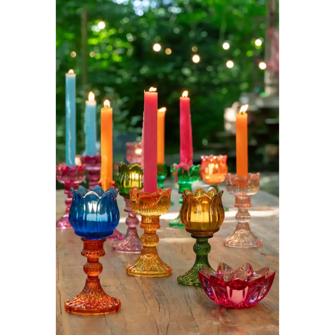 Candelabri alti a forma di tulipano in vetro mix colorato assortiti, caratterizzati da una sommità a bocciolo lavorata a costine e da uno stelo decorativo con base svasata impreziosita da una trama diamantata a rilievo. Disponibili in tre vivaci combinazioni di colore bicolore con calici blu, rosa e verde abbinati a basi arancioni, ambra e rosa sfumate, questi eleganti portacandele di design sono ideali per completare l'home decor con un tocco originale e sofisticato.
