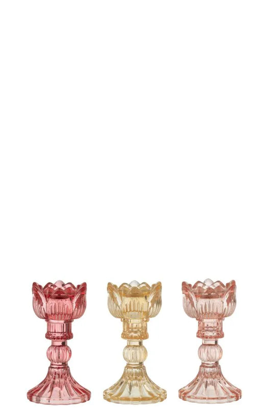 Portacandele a forma di tulipano in vetro colorato assortiti, caratterizzati da una sommità modellata a petali aperti e uno stelo decorativo scanalato che termina su una base conica lavorata a rilievo. Disponibili nelle tre varianti trasparente rosa, crema e rosso, questi eleganti candelabri di design sono ideali per sorreggere candele a stelo lungo, arricchire la tavola e donare un tocco di luce raffinato e primaverile all'home decor.