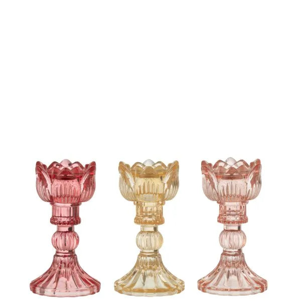Portacandele a forma di tulipano in vetro colorato assortiti, caratterizzati da una sommità modellata a petali aperti e uno stelo decorativo scanalato che termina su una base conica lavorata a rilievo. Disponibili nelle tre varianti trasparente rosa, crema e rosso, questi eleganti candelabri di design sono ideali per sorreggere candele a stelo lungo, arricchire la tavola e donare un tocco di luce raffinato e primaverile all'home decor.