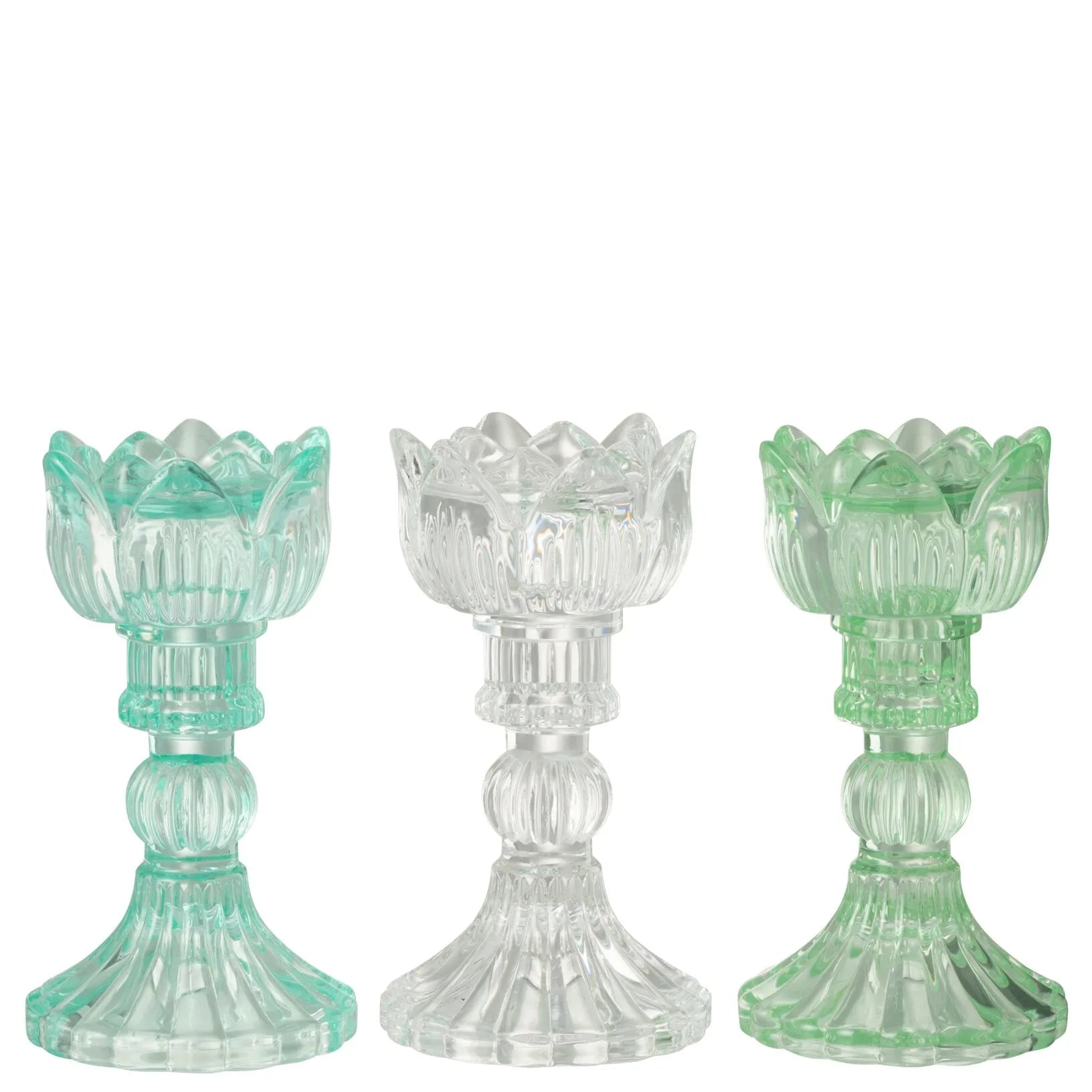 Portacandele a forma di tulipano in vetro colorato assortiti, caratterizzati da una sommità modellata a petali aperti e uno stelo decorativo scanalato che termina su una base conica lavorata a rilievo. Disponibili nelle tre varianti trasparente azzurro, biancoe verde, questi eleganti candelabri di design sono ideali per sorreggere candele a stelo lungo, arricchire la tavola e donare un tocco di luce raffinato e primaverile all'home decor.