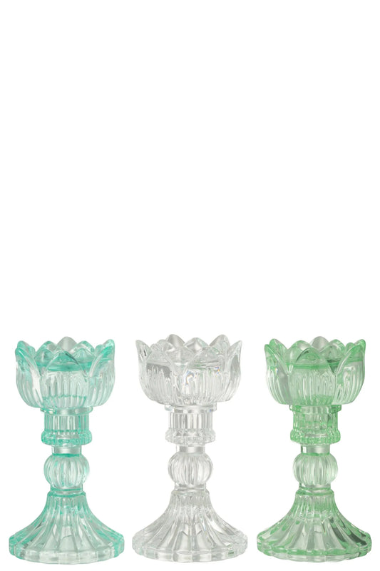 Portacandele a forma di tulipano in vetro colorato assortiti, caratterizzati da una sommità modellata a petali aperti e uno stelo decorativo scanalato che termina su una base conica lavorata a rilievo. Disponibili nelle tre varianti trasparente azzurro, biancoe verde, questi eleganti candelabri di design sono ideali per sorreggere candele a stelo lungo, arricchire la tavola e donare un tocco di luce raffinato e primaverile all'home decor.