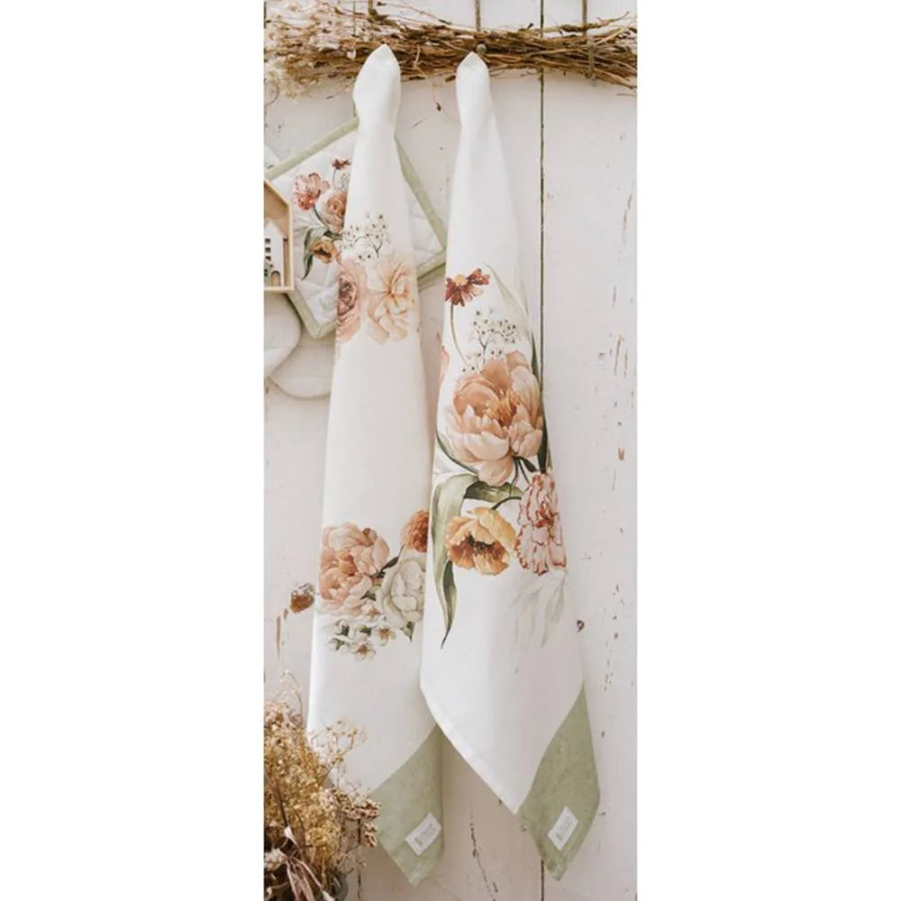 Coppia di canovacci decorativi Nuvole di Stoffa linea Flower Garden con stampe floreali vintage in tonalità pesca e arancio. Il Modello B presenta una ghirlanda floreale, il Modello A un bouquet centrale; Entrambi presentano una balza finale in verde salvia.