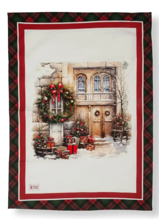 Scena pittorica di un ingresso di una casa antica decorato per Natale con una ghirlanda sulla porta e regali sulla soglia innevata.