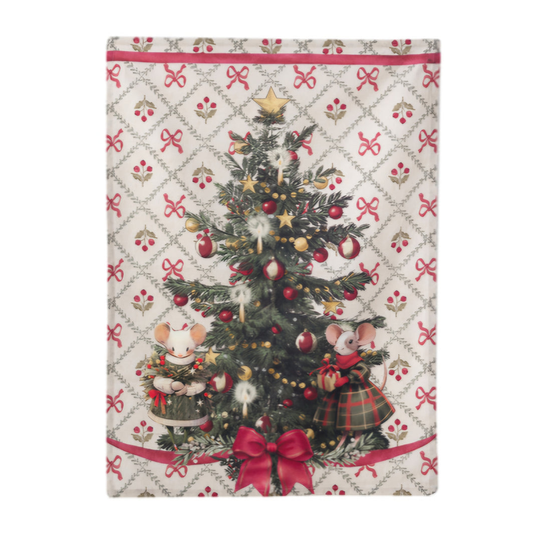 Canovaccio con grande albero di Natale addobbato al centro. Lo sfondo presenta un pattern a rombi con bacche e fiocchetti rossi. Un grande fiocco rosso decora la base dell'albero.