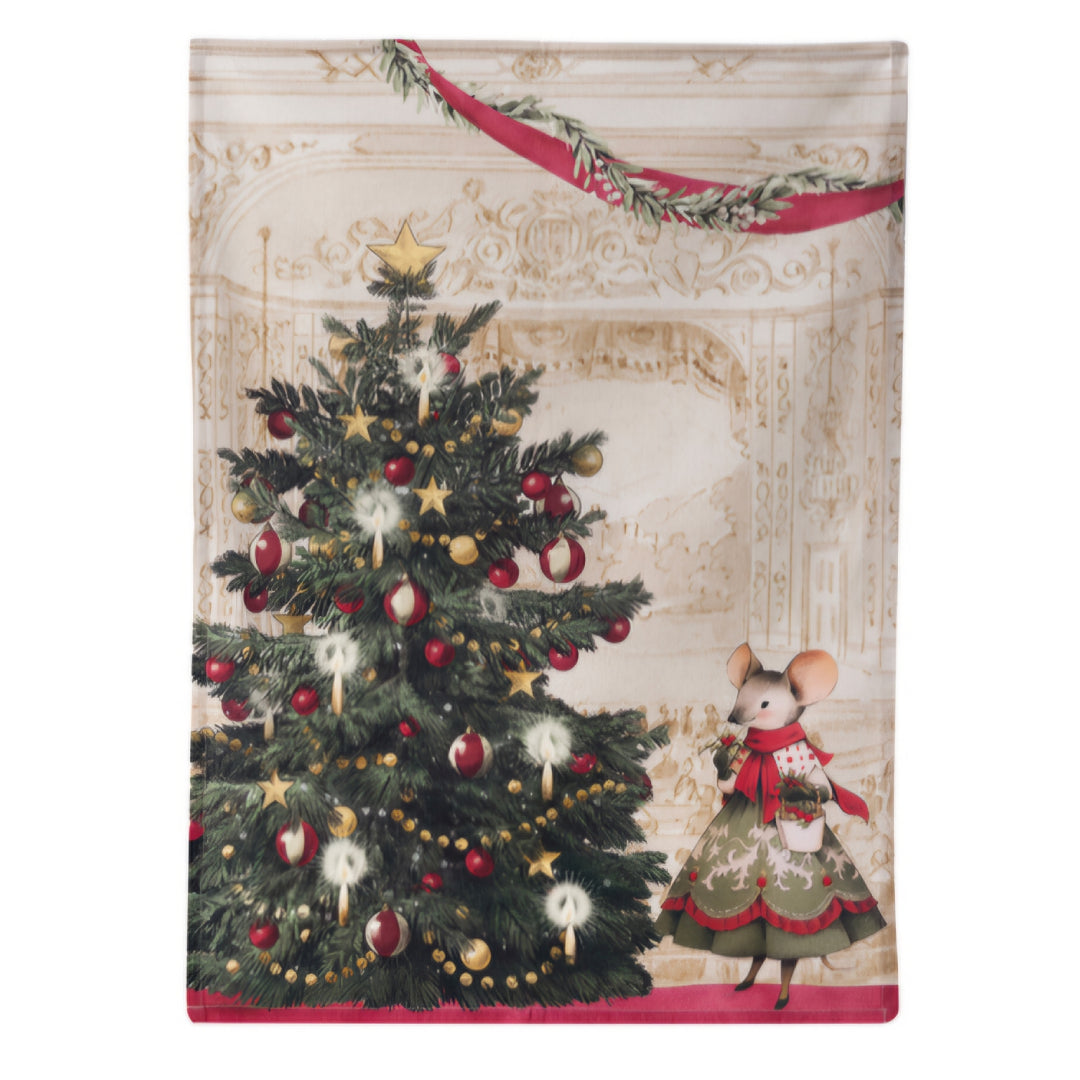 Canovaccio illustrato con un grande albero di Natale sulla sinistra e un topino in abito verde sulla destra. Lo sfondo riproduce l'interno di un teatro o di un salone d'epoca.