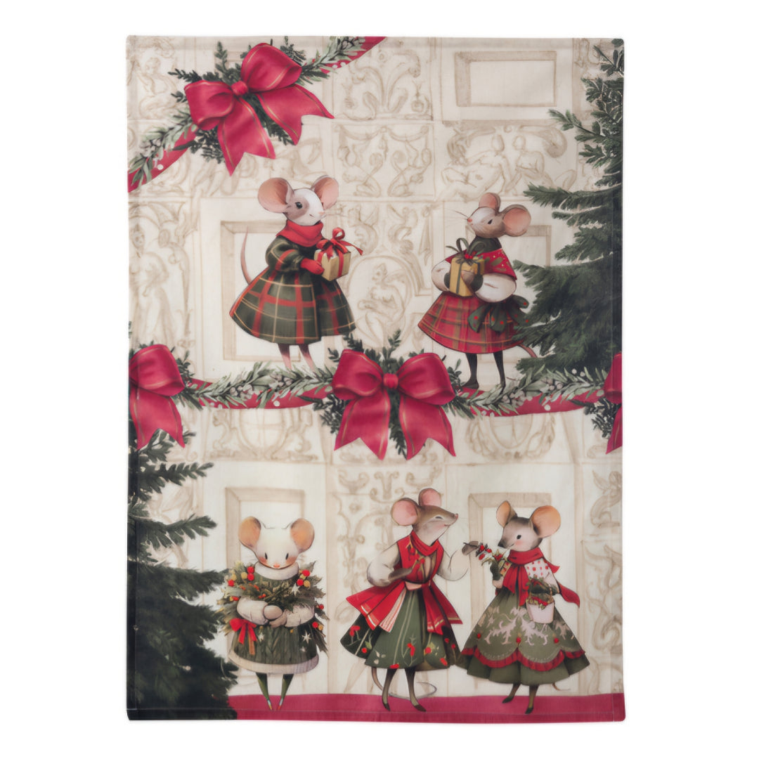 Canovaccio con sfilata di cinque topini natalizi in diverse pose e abiti vintage. Il design include ghirlande con fiocchi rossi e uno sfondo con motivi architettonici classici.