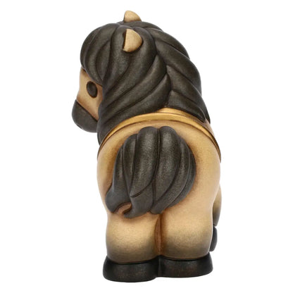 Statuina in ceramica del cavallo Isabella di medie dimensioni firmata THUN, caratterizzata da un corpo beige con criniera, coda e zoccoli scuri sfumati. La figura da collezione presenta forme arrotondate e una sella color panna con profili dorati sul dorso, ideale come idea regalo o soprammobile per la casa.