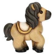 Statuina in ceramica del cavallo Isabella di piccole dimensioni firmata THUN, caratterizzata da un corpo nei toni caldi del beige con criniera, coda e zoccoli scuri sfumati. La figura da collezione presenta forme dolci e arrotondate tipiche del marchio, arricchita da una sella color panna con dettagli dorati sul dorso che la rende un'ottima idea regalo o un elemento decorativo per la casa.