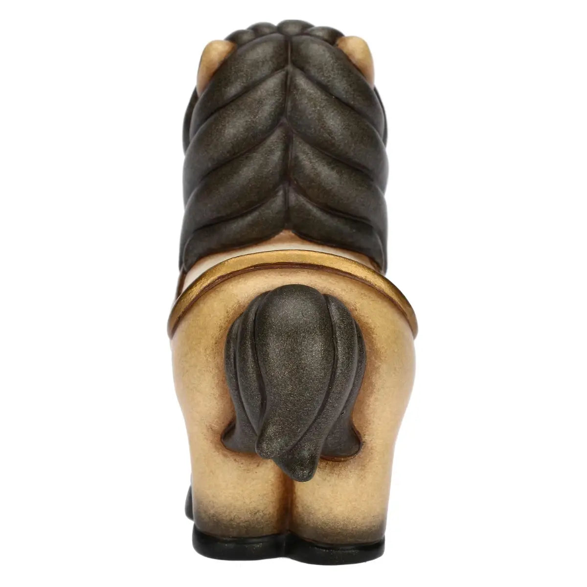 Statuina in ceramica del cavallo Isabella di piccole dimensioni firmata THUN, caratterizzata da un corpo nei toni caldi del beige con criniera, coda e zoccoli scuri sfumati. La figura da collezione presenta forme dolci e arrotondate tipiche del marchio, arricchita da una sella color panna con dettagli dorati sul dorso che la rende un'ottima idea regalo o un elemento decorativo per la casa.