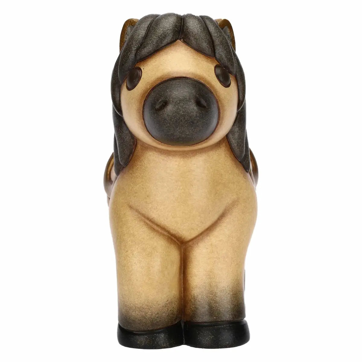 Statuina in ceramica del cavallo Isabella di piccole dimensioni firmata THUN, caratterizzata da un corpo nei toni caldi del beige con criniera, coda e zoccoli scuri sfumati. La figura da collezione presenta forme dolci e arrotondate tipiche del marchio, arricchita da una sella color panna con dettagli dorati sul dorso che la rende un'ottima idea regalo o un elemento decorativo per la casa.