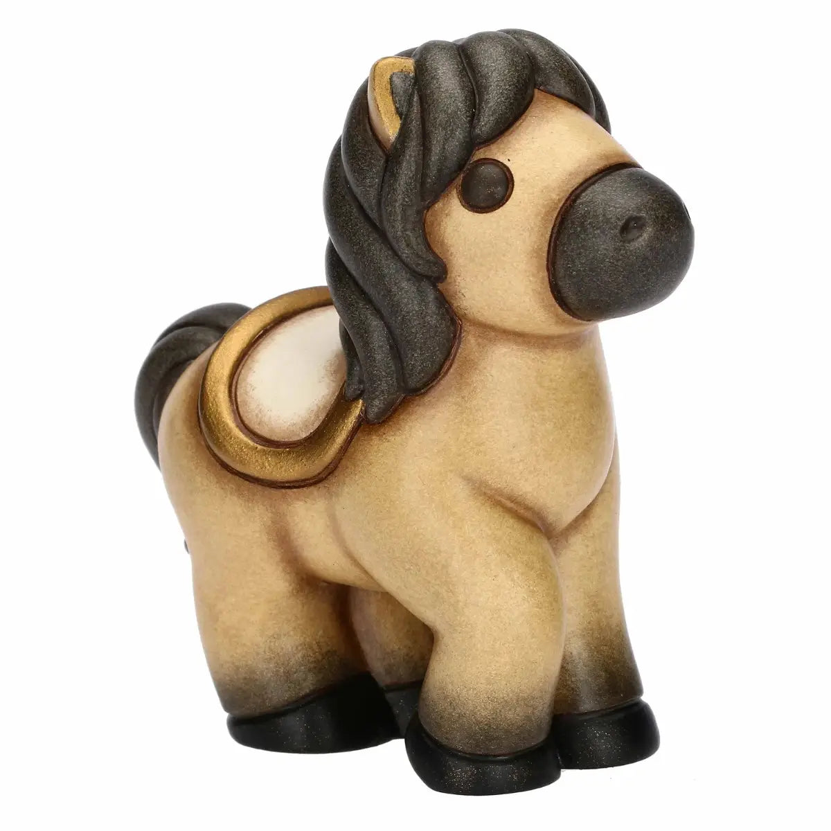 Statuina in ceramica del cavallo Isabella di piccole dimensioni firmata THUN, caratterizzata da un corpo nei toni caldi del beige con criniera, coda e zoccoli scuri sfumati. La figura da collezione presenta forme dolci e arrotondate tipiche del marchio, arricchita da una sella color panna con dettagli dorati sul dorso che la rende un'ottima idea regalo o un elemento decorativo per la casa.