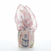 Foulard centrotavola della collezione "Pretty Easter" avvolto a forma di uovo di Pasqua e chiuso da un nastro bianco logato. Il tessuto presenta una delicata fantasia a scacchi bianchi e rosa confetto impreziosita da illustrazioni di uova pasquali decorate con roselline azzurre e fiocchi, ideale per arricchire la tavola primaverile in perfetto stile shabby chic.
