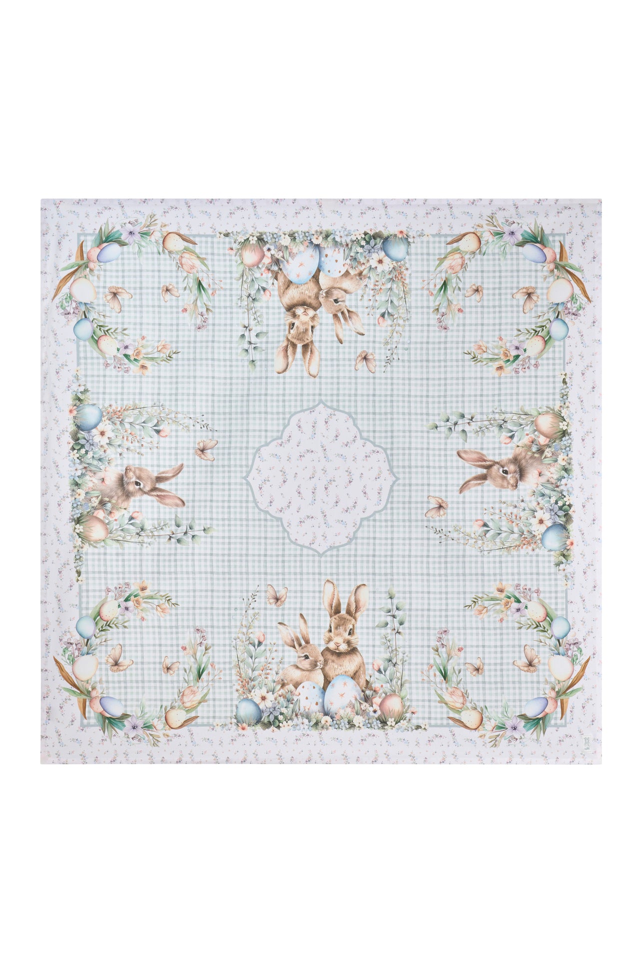 Centrotavola pasquale Nuvole di Stoffa in cotone celeste a quadretti vichy. Decorazione con illustrazioni di coniglietti, uova colorate e fiori delicati. Elegante tessile tavola per Pasqua 2026.