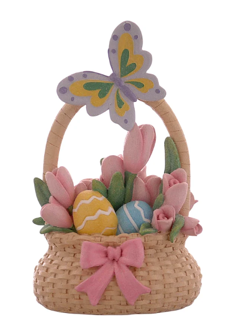 Statuina decorativa in resina raffigurante un cestino intrecciato color sabbia con un grande fiocco rosa sul davanti. Il cestino è colmo di tulipani rosa e uova di Pasqua decorate (una gialla e una azzurra con motivi a zig-zag). Sul manico del cestino è posata una grande farfalla colorata con ali lilla, gialle e verdi.