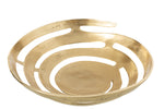 Ciotola decorativa in alluminio color oro con un particolare design a fasce curve orizzontali e spazi vuoti. La finitura superficiale è materica e leggermente irregolare. Vista leggermente dall'alto