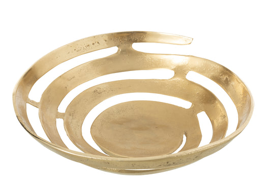 Ciotola decorativa in alluminio color oro con un particolare design a fasce curve orizzontali e spazi vuoti. La finitura superficiale è materica e leggermente irregolare. Vista leggermente dall'alto