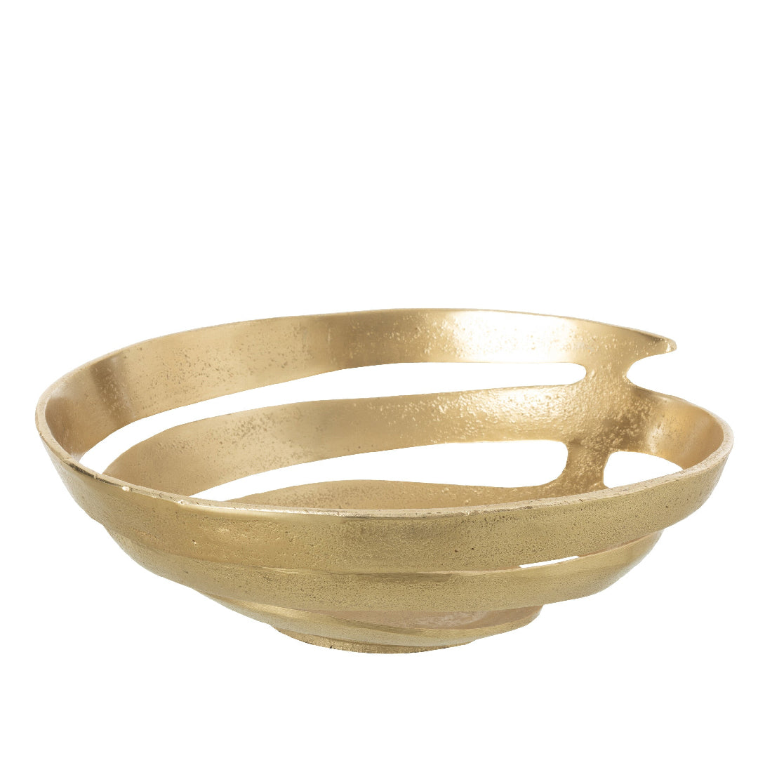 Ciotola decorativa in alluminio color oro con design a fasce orizzontali curve e spazi vuoti, caratterizzata da una finitura materica leggermente ruvida.