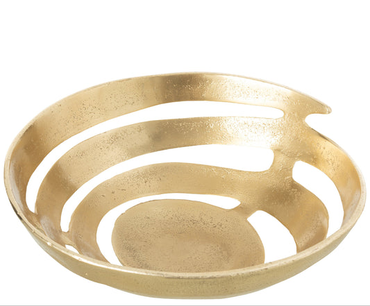 Ciotola decorativa in alluminio color oro con design a fasce curve orizzontali e spazi vuoti, caratterizzata da una finitura superficiale materica e irregolare. Vista leggermente all'alto