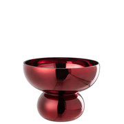 Ciotola con piede arrotondata in vetro lucido color rosso scuro firmata Jolipa, caratterizzata da un'ampia coppa superiore supportata da una base sferica dal design moderno. Questo elegante centrotavola decorativo vanta una finitura metallizzata a specchio altamente riflettente, ideale come raffinato complemento d'arredo o svuotatasche per impreziosire interni contemporanei.