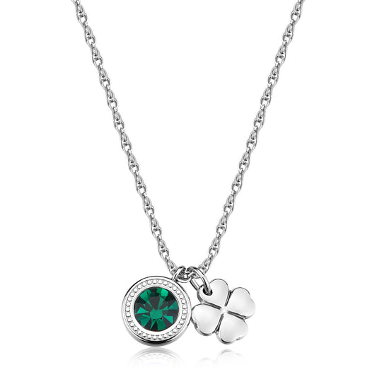 Collana in acciaio 316L con sottile catena a maglia ritorta. Presenta due pendenti: un cristallo verde smeraldo circolare incastonato in una ghiera d'acciaio e un charm a forma di quadrifoglio lucido.