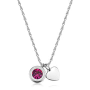 Collana in acciaio 316L con sottile catena a maglia ritorta. Presenta due pendenti: un cristallo fucsia circolare incastonato in una ghiera d'acciaio e un charm a forma di cuore lucido.