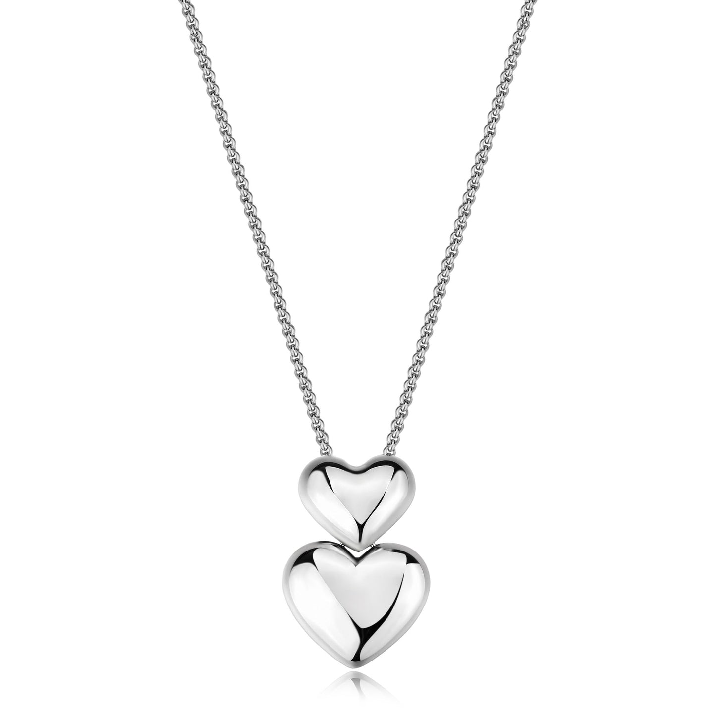 Collana girocollo in acciaio 316L lucido con sottile catena a maglia intrecciata e due pendenti a cuore bombati sovrapposti. Il cuore superiore è più piccolo rispetto a quello inferiore.