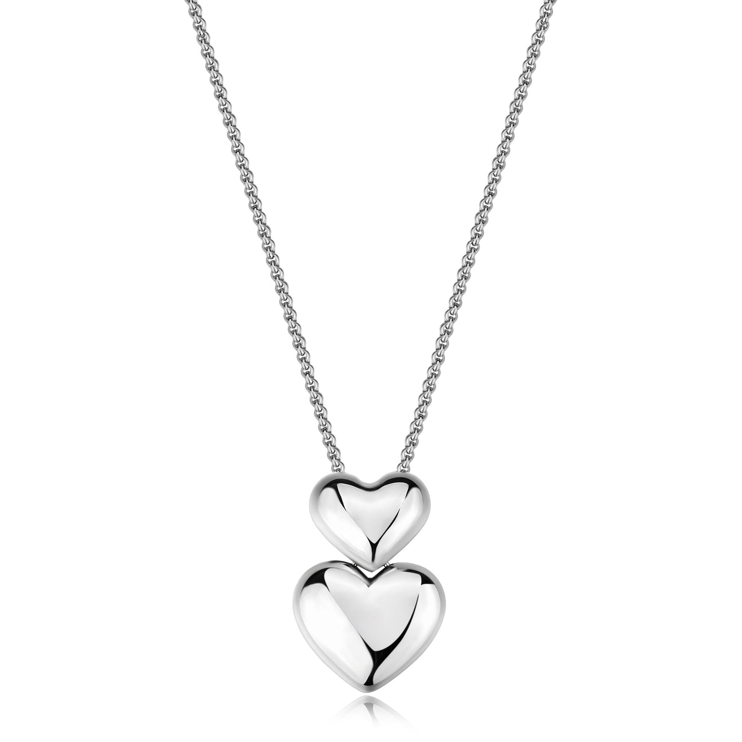 Collana girocollo in acciaio 316L lucido con sottile catena a maglia intrecciata e due pendenti a cuore bombati sovrapposti. Il cuore superiore è più piccolo rispetto a quello inferiore.