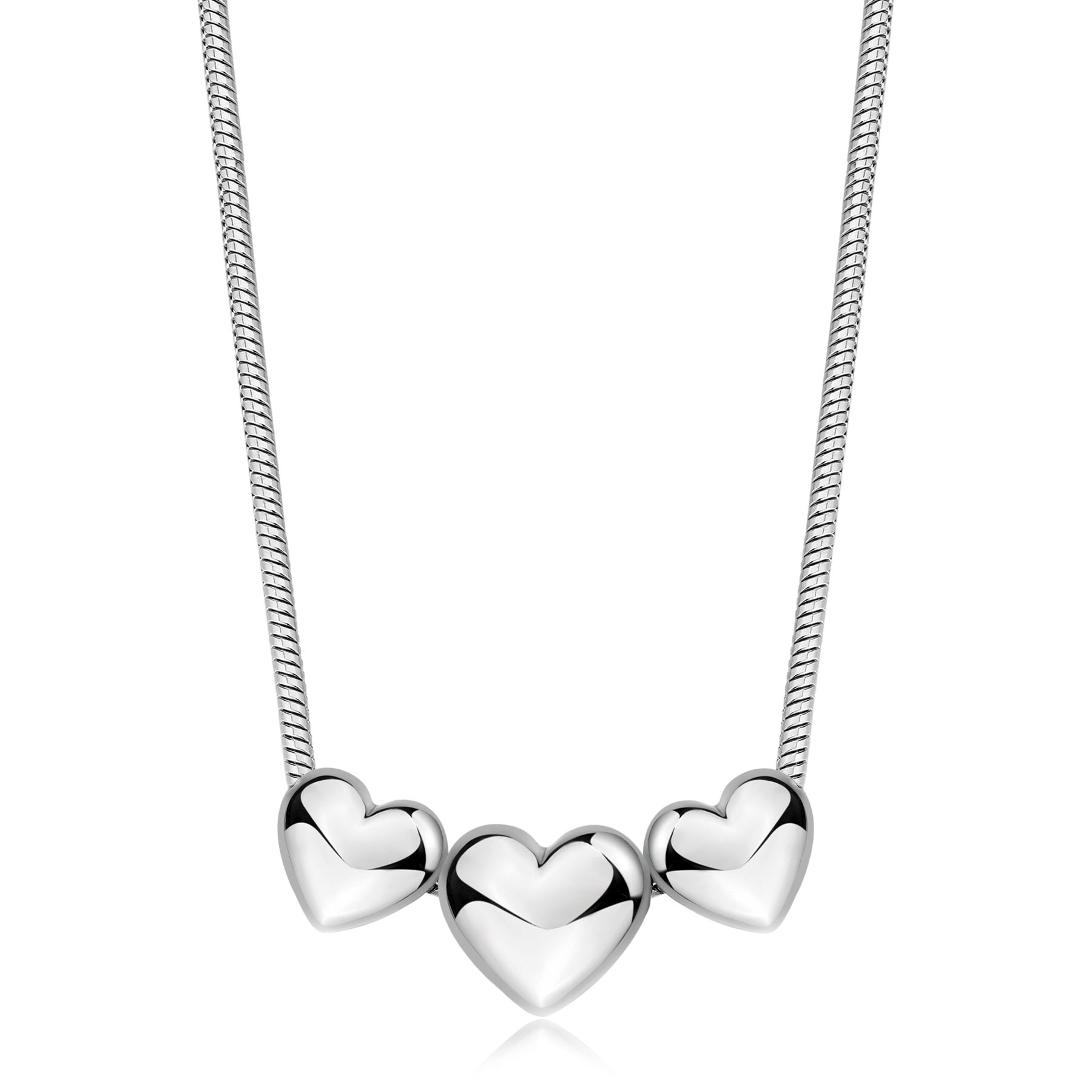 Collana in acciaio lucido con maglia a serpente e tre pendenti a forma di cuore bombato scorrevoli. I cuori specchiati degradano leggermente in dimensione, con il più grande posto al centro.