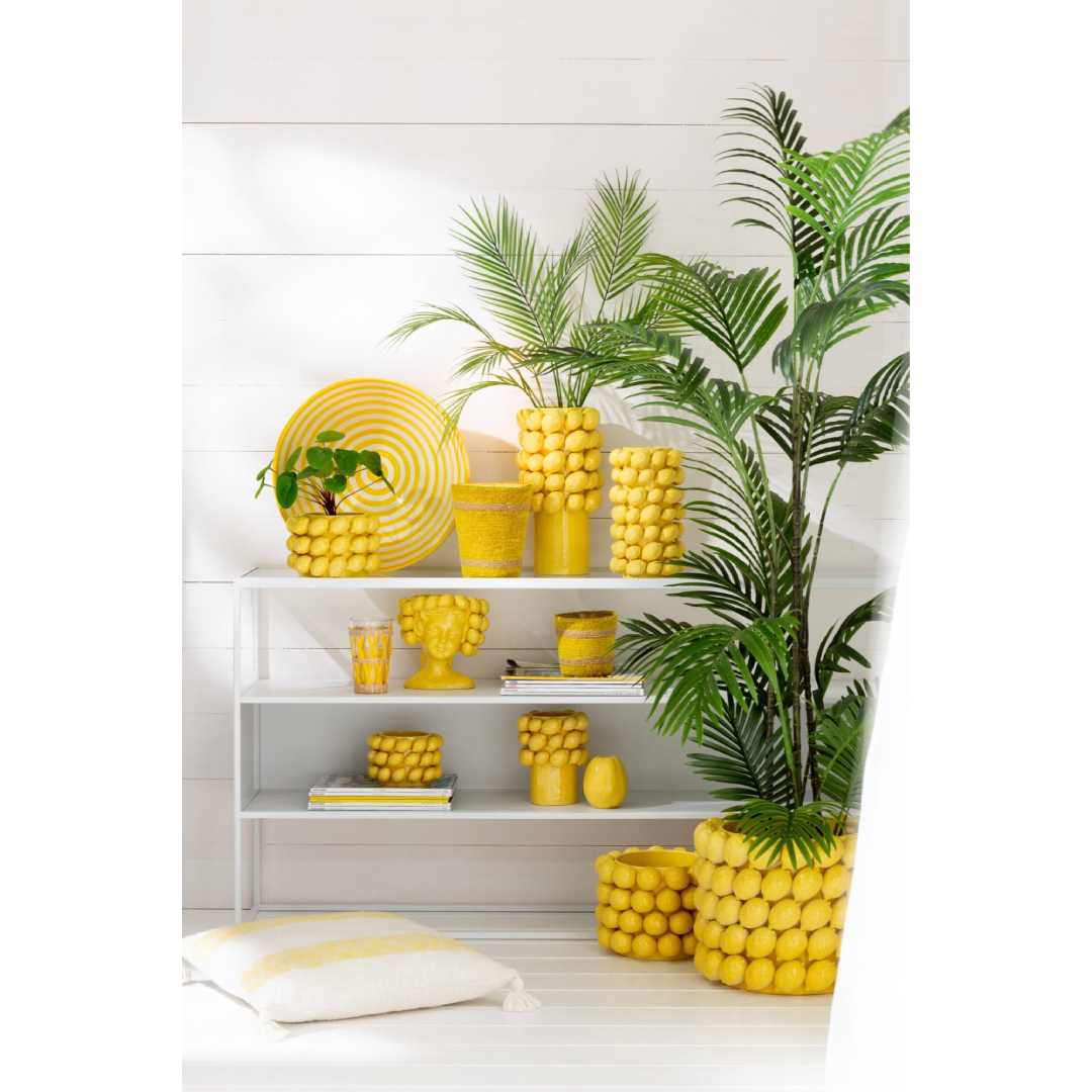 Portavaso in ceramica gialla lucida a forma di testa di ragazza, i cui capelli sono rivestiti da limoni in rilievo disposte su più file. Complemento d'arredo dal design fantasioso firmato Jolipa, ideale come vaso decorativo o idea regalo originale per la casa.
