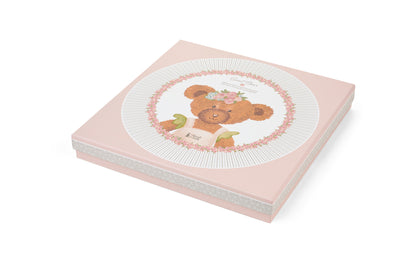 Set Piattino e paletta Nuvole di Stoffa linea Sweet Bear per Pasqua 2026. Medaglione centrale con orsetta e ghirlanda di rose e bordi a righe sottili. Decorazione tenera per cameretta o tavola.